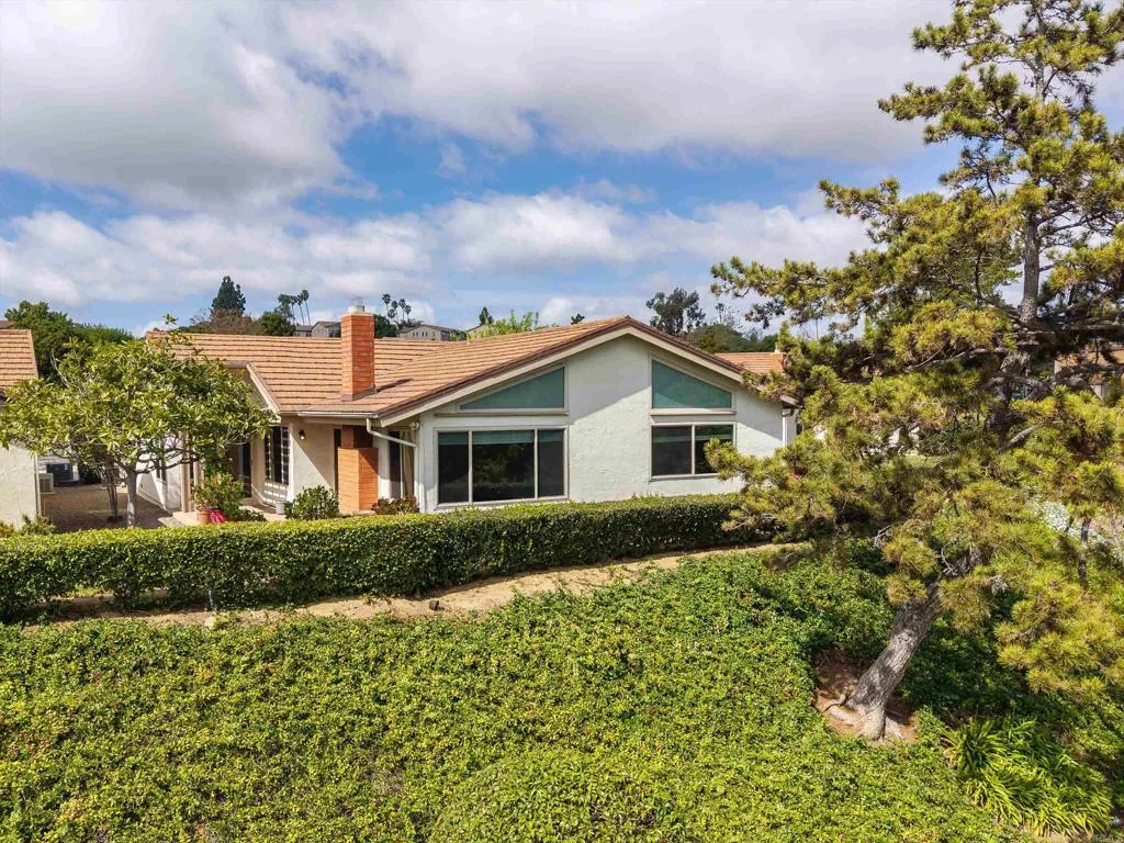 https://cdn.realtyfeed.com/cdn/127/306664619/bb3e3f43080a480a42bfc19352ac4357.webp