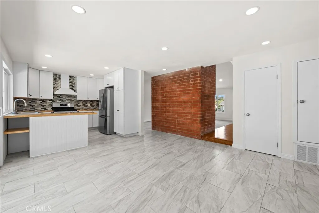 https://cdn.realtyfeed.com/cdn/127/306664992/0d4e2b53ab29fed41ee2e8da43211407.webp