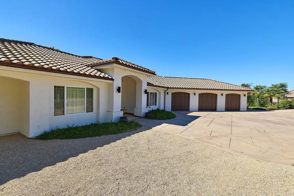 https://cdn.realtyfeed.com/cdn/127/306665381/65595ab75cde0014c66e2894c689ccc1.webp