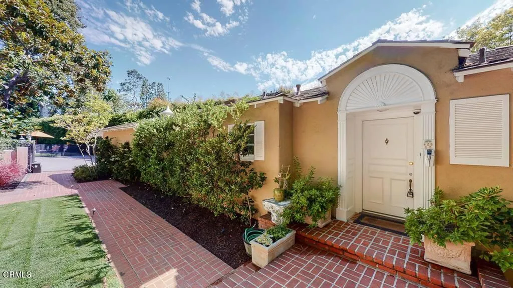 Los Angeles, CA 90049