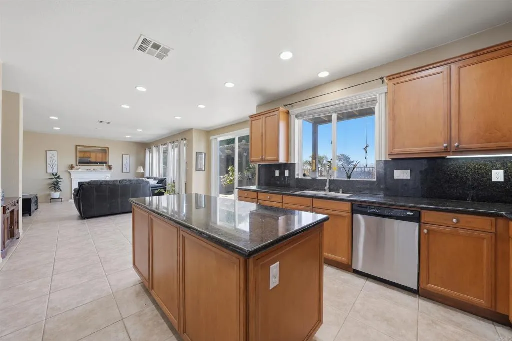 https://cdn.realtyfeed.com/cdn/127/306665619/64c90577e4892a11e6bf1bcdef4f4756.webp