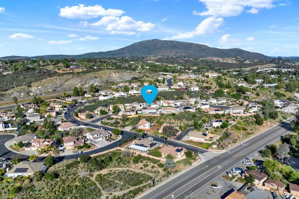 https://cdn.realtyfeed.com/cdn/127/306665777/daa113a15e598ad451becf05ea68bb36.webp