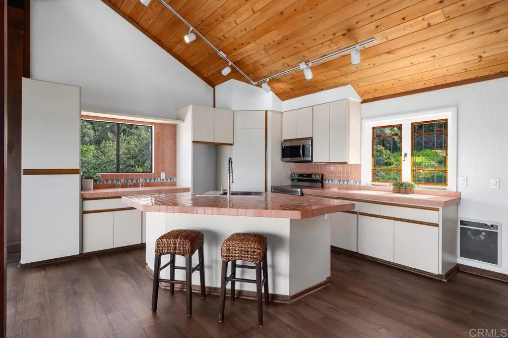 https://cdn.realtyfeed.com/cdn/127/306666007/6bc054403e9d993643071200d112f2bb.webp