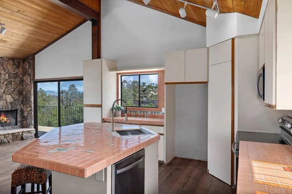 https://cdn.realtyfeed.com/cdn/127/306666007/84ef6b14a0b350eccad4134011cc41c8.webp