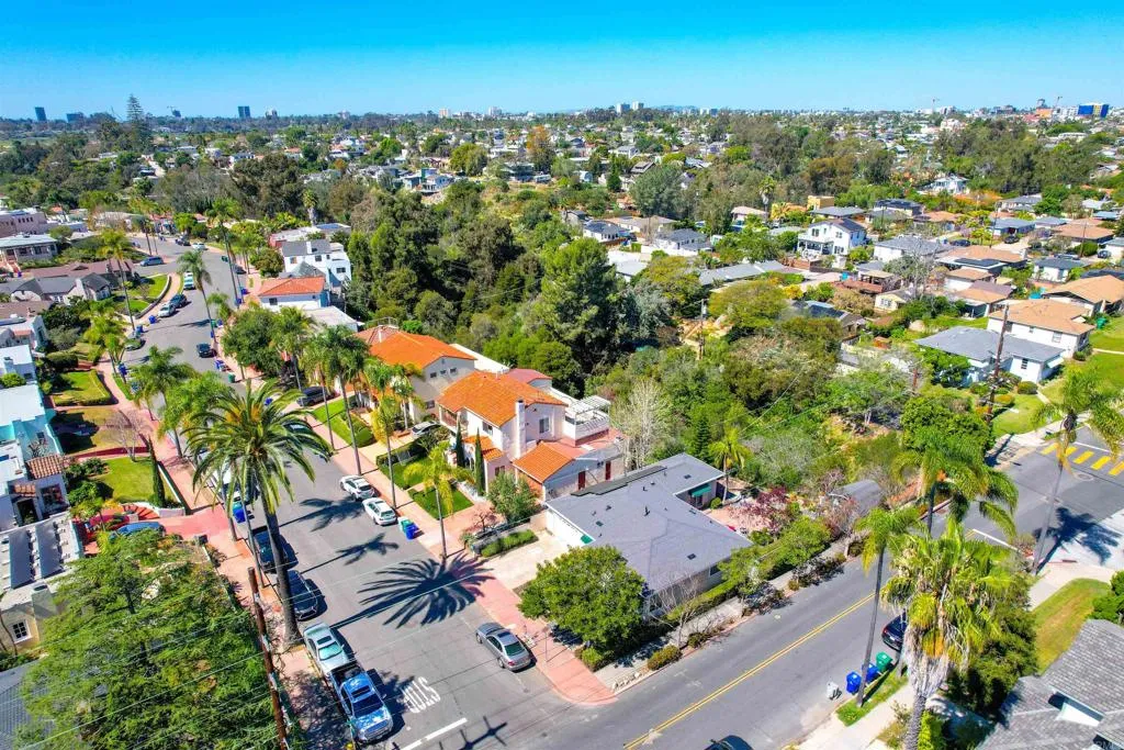 https://cdn.realtyfeed.com/cdn/127/306666061/374f64fc1094d418bc876182cd7836b1.webp