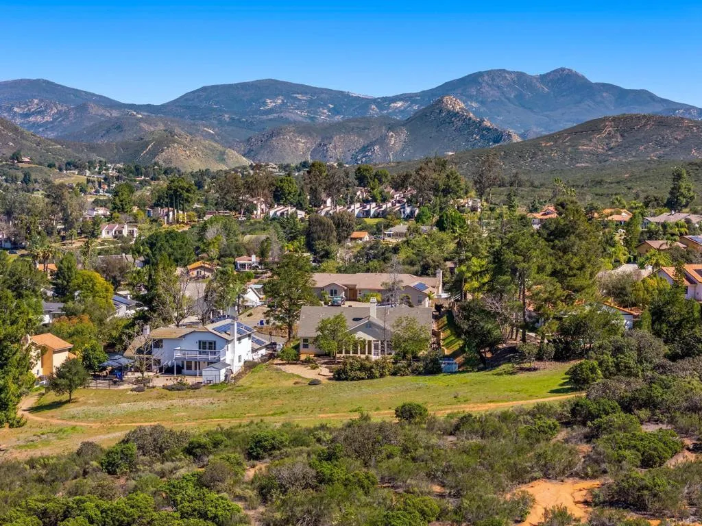 https://cdn.realtyfeed.com/cdn/127/306666329/001dac81193aa0c0b208f59e74000210.webp
