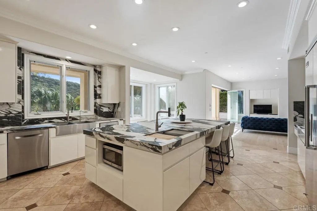 https://cdn.realtyfeed.com/cdn/127/306666965/1de84e8f2c9adeb311604cbe443dd415.webp