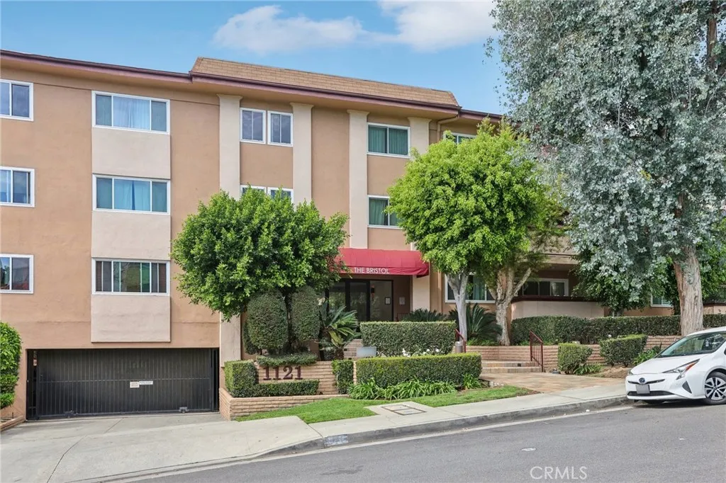 1121 N Olive Drive 211