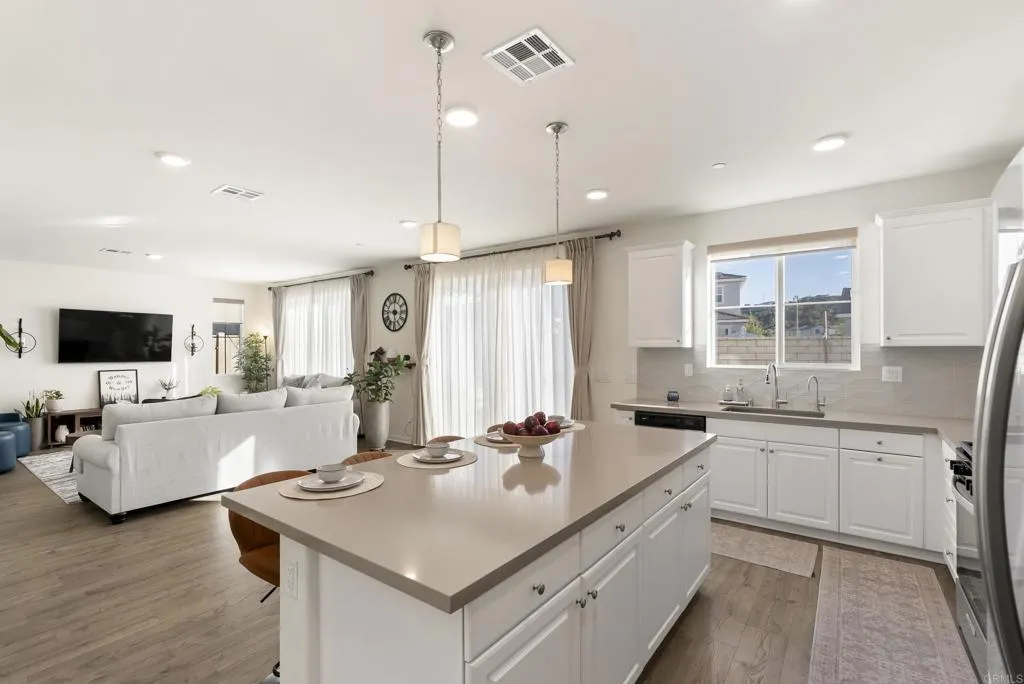 https://cdn.realtyfeed.com/cdn/127/306668345/dfbaf010ceb42a339bb97f2673973445.webp