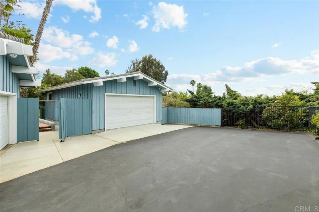https://cdn.realtyfeed.com/cdn/127/306668545/de94270a577f215695e20a4c11ef1f60.webp