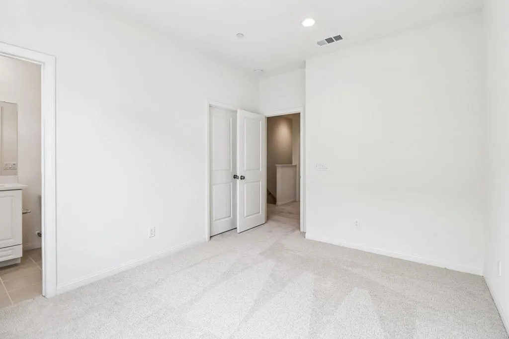 https://cdn.realtyfeed.com/cdn/127/306669814/4a82120a6e3a9f614f01a830ac420095.webp