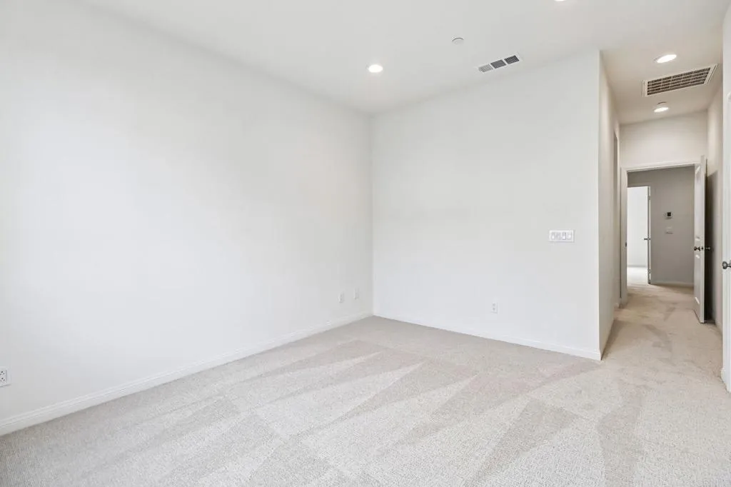 https://cdn.realtyfeed.com/cdn/127/306669814/7894bf30006f351f4eafa64fb8dc59e1.webp