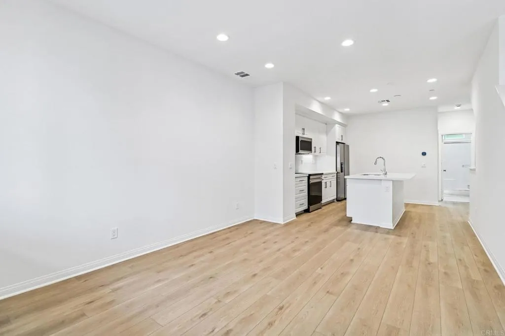 https://cdn.realtyfeed.com/cdn/127/306669814/cb30cddc252eb2b858b2d199dd9bdd2b.webp
