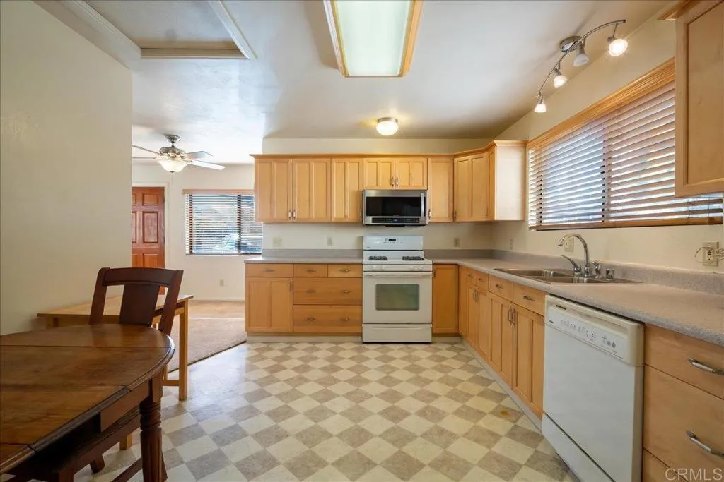 https://cdn.realtyfeed.com/cdn/127/306669865/517efc600e60b08c387458c31943982b.webp