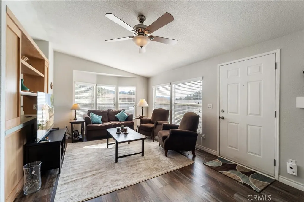 https://cdn.realtyfeed.com/cdn/127/306670024/18065281ba8e4b06a3b29b6b5edf8a82.webp