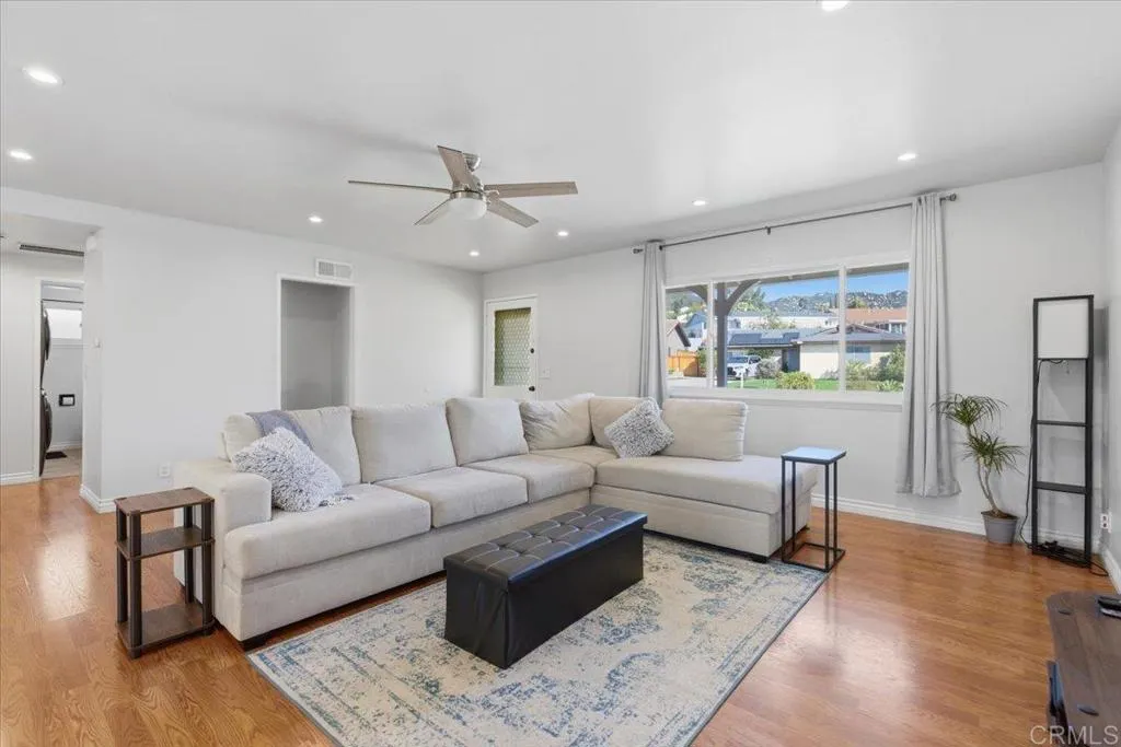 https://cdn.realtyfeed.com/cdn/127/306670315/a77d387f675ae4711f189b395c59d1c2.webp