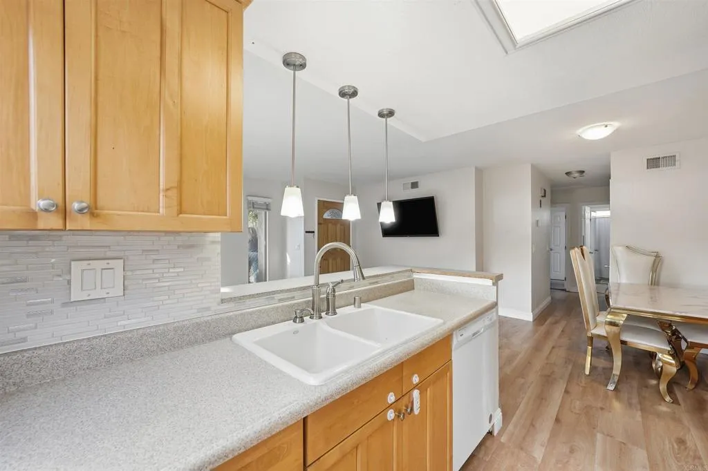 https://cdn.realtyfeed.com/cdn/127/306670344/4be3116cfdc4f68a78aaeeccdeb0a9ef.webp