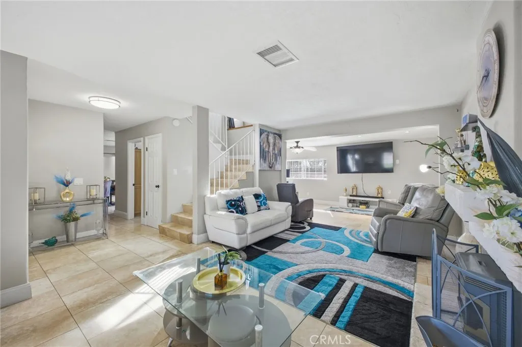 https://cdn.realtyfeed.com/cdn/127/306670713/049de249c6ffff44804efdd0269dd0a3.webp