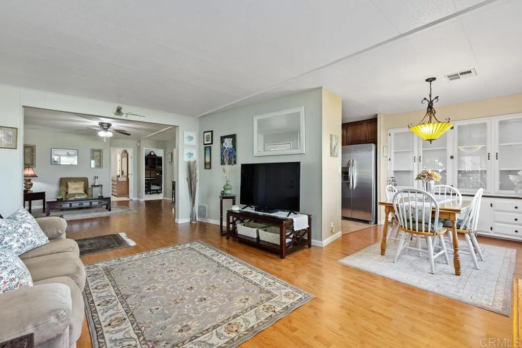 https://cdn.realtyfeed.com/cdn/127/306670720/ddbfbf42471bd92d5f9afb83909655e2.webp