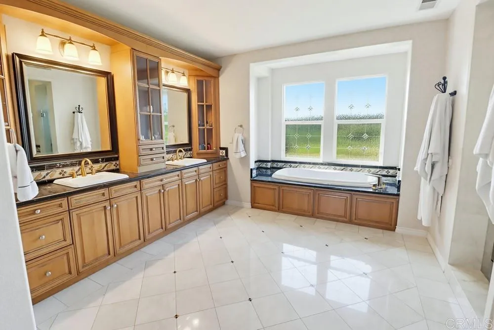 https://cdn.realtyfeed.com/cdn/127/306671213/fc784582be70193dd256439b556658af.webp