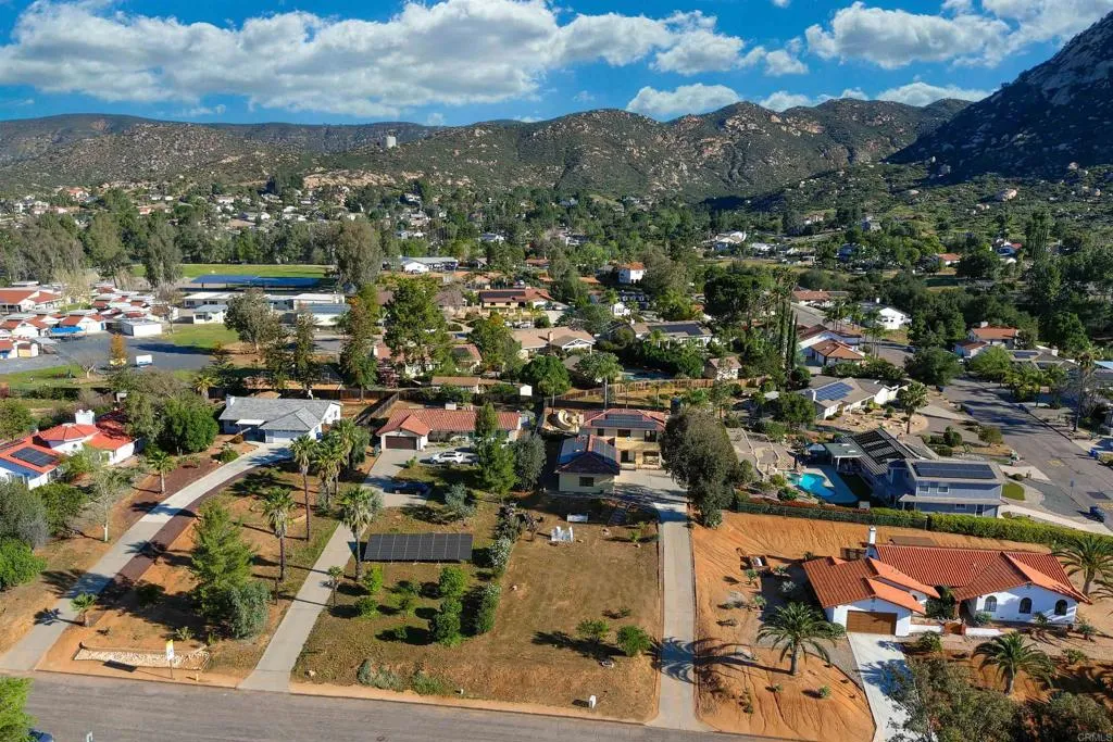 https://cdn.realtyfeed.com/cdn/127/306671329/be08ed85769d4938e9f85b815b25ded7.webp