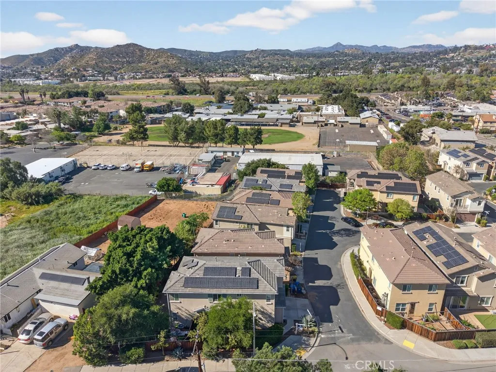 https://cdn.realtyfeed.com/cdn/127/306671352/8ad1899898a21f46a0822bbd9bc57d93.webp