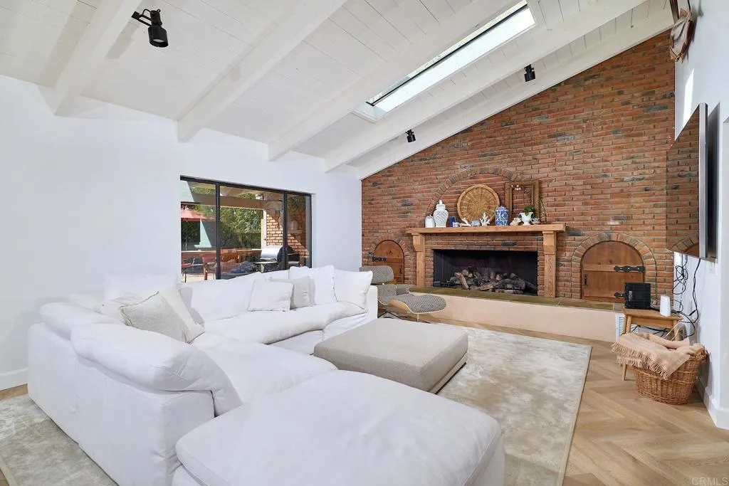https://cdn.realtyfeed.com/cdn/127/306671763/a3ef845d3f1e9a196d3e21ced1e3dd3c.webp