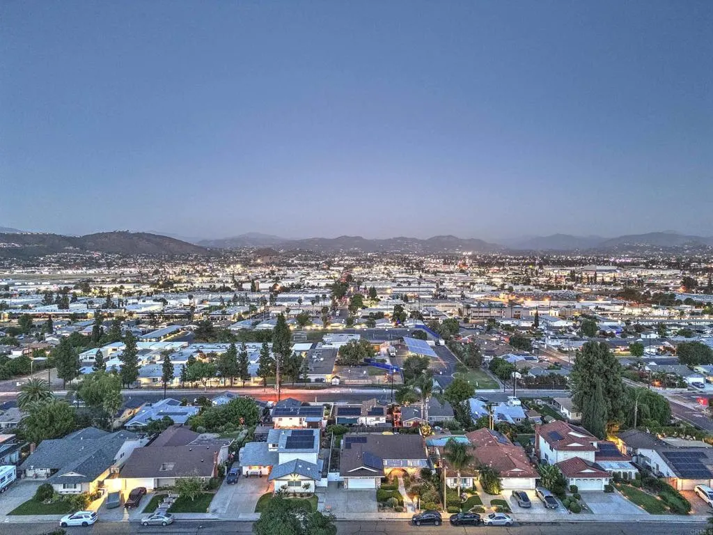 https://cdn.realtyfeed.com/cdn/127/306672085/821d9cc9f7702a2f8c2b3efe2c3dccad.webp