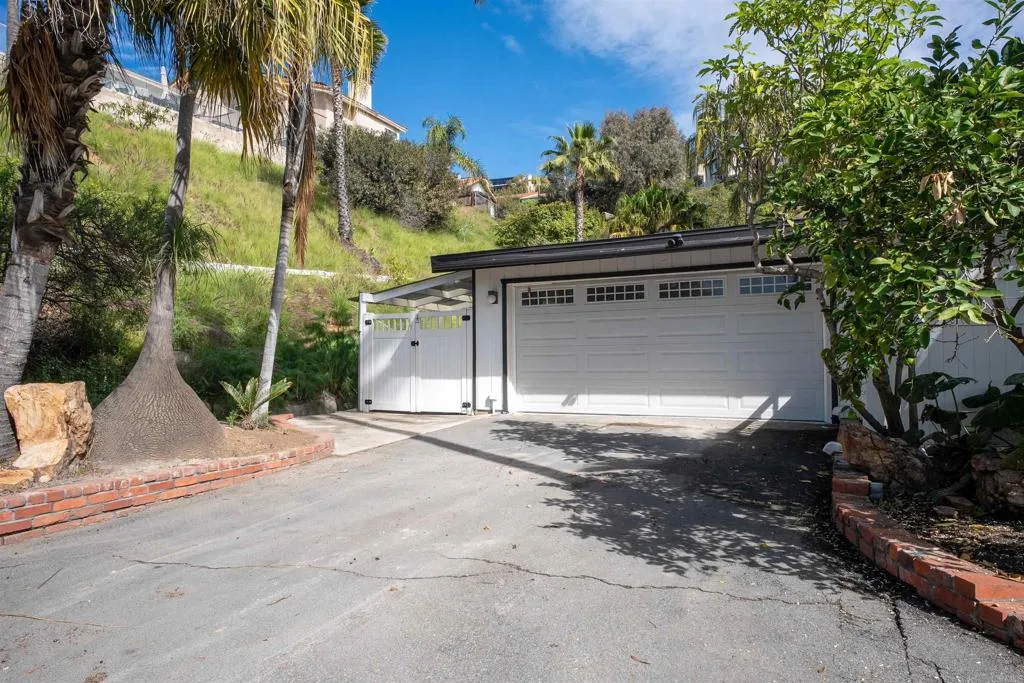 https://cdn.realtyfeed.com/cdn/127/306672189/673b42d043691b723456f598472c24fa.webp