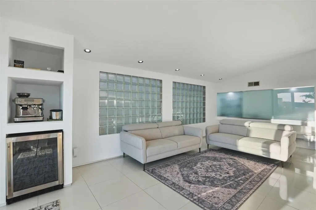 https://cdn.realtyfeed.com/cdn/127/306672267/dfac6806b362f383d290acb14c3116d9.webp
