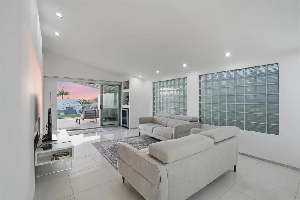 https://cdn.realtyfeed.com/cdn/127/306672267/e2c0524be953857e41212f6a61adf7bc.webp