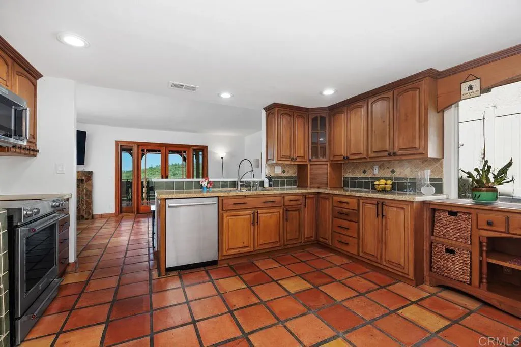 https://cdn.realtyfeed.com/cdn/127/306672577/c65b92b4a4b5713404dedad2dea32c1d.webp