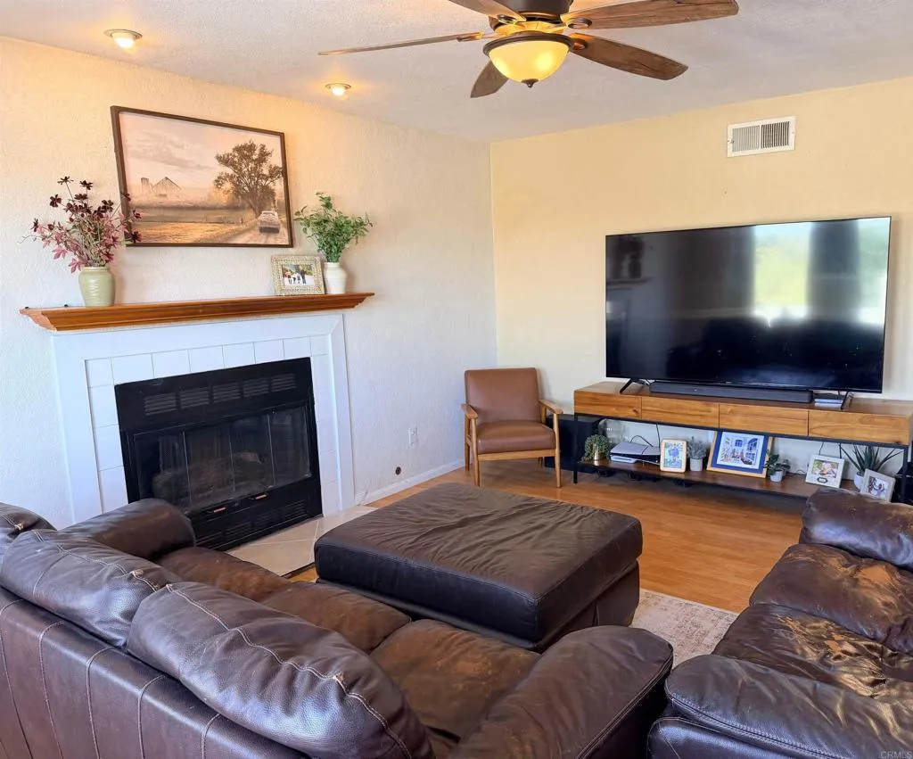 https://cdn.realtyfeed.com/cdn/127/306672617/58d5cb1d2eb64e0bc835ef753360ec94.webp