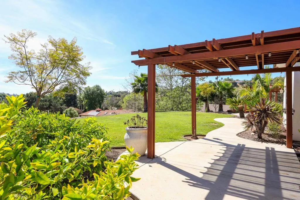 https://cdn.realtyfeed.com/cdn/127/306672801/5fc61628a814c1856eaf1d7083d5a46f.webp