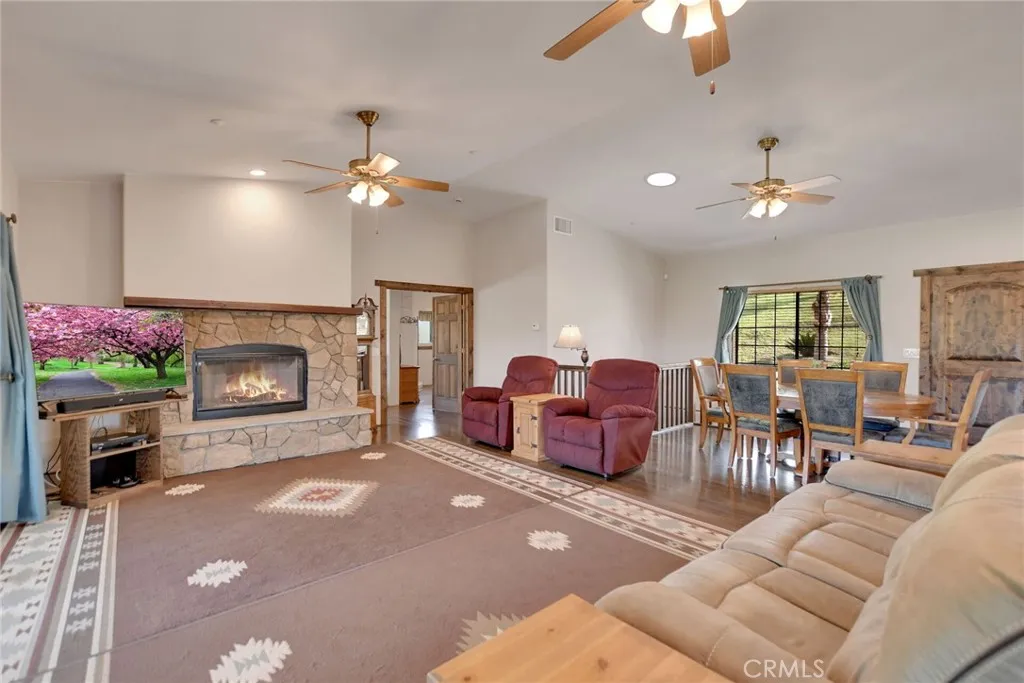 https://cdn.realtyfeed.com/cdn/127/306672805/b5ad058159455fb966df1e25d00841c4.webp