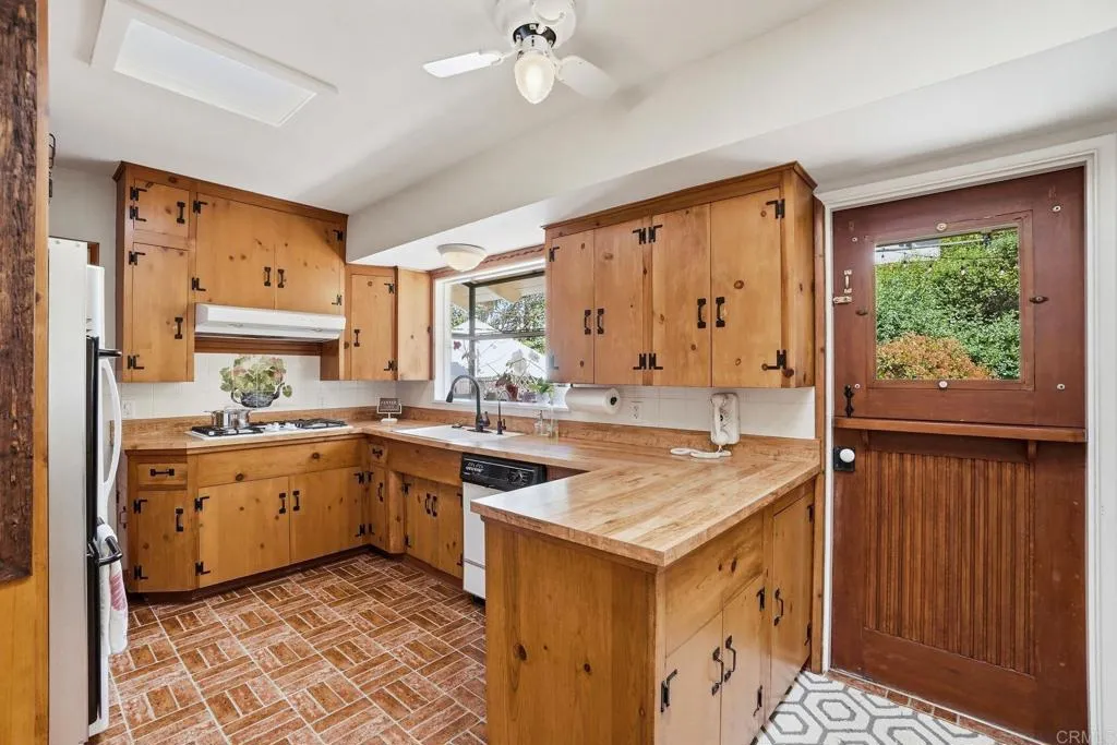 https://cdn.realtyfeed.com/cdn/127/306672843/0c9053f51f1cebda946023af46700061.webp