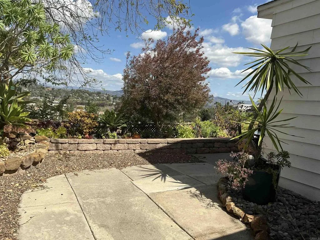 https://cdn.realtyfeed.com/cdn/127/306672887/8df5453f6b1fc9097fd6a5e3a94bebf8.webp