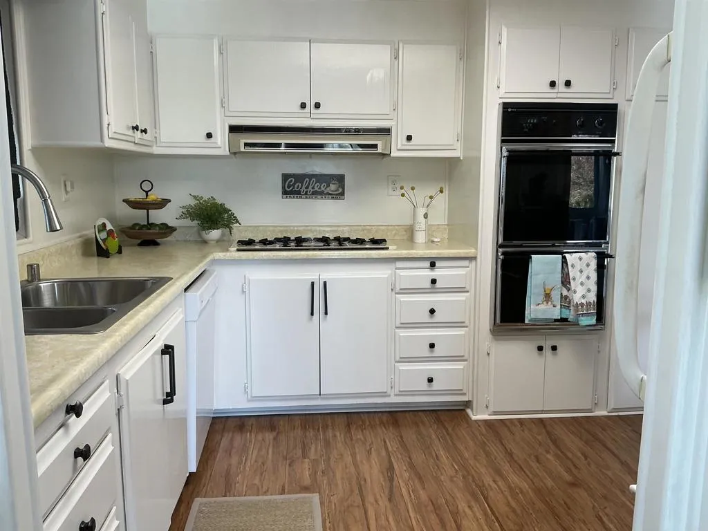 https://cdn.realtyfeed.com/cdn/127/306672887/e72ecc93ba3ac3c257fbef4ebb9fb656.webp