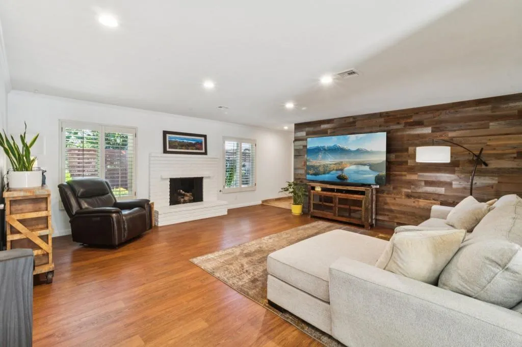 https://cdn.realtyfeed.com/cdn/127/306672982/a7c21409a294ac51592ad806a3df886f.webp