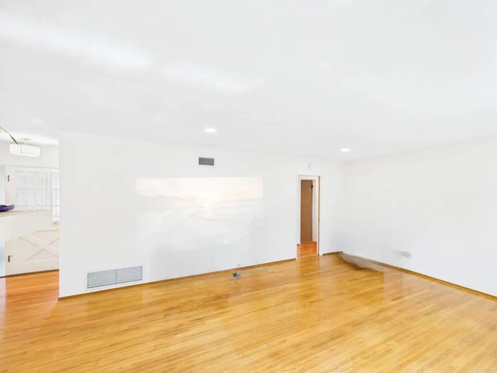 https://cdn.realtyfeed.com/cdn/127/306673050/ca8176a27d8322023b9c390e55b8a2b8.webp