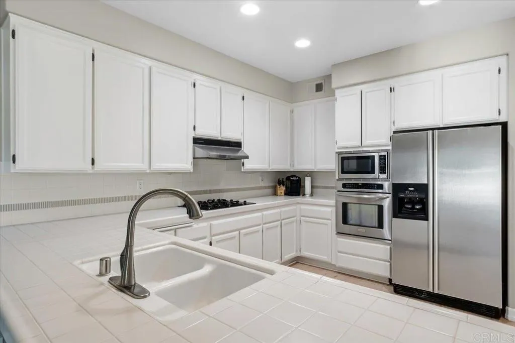 https://cdn.realtyfeed.com/cdn/127/306673233/afdd54058257f42d4d502d9f5de8ae33.webp