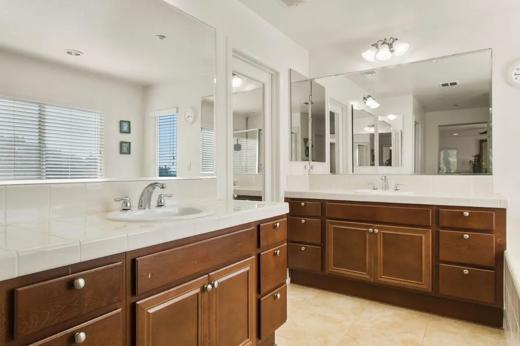 https://cdn.realtyfeed.com/cdn/127/306673666/27aade75b28bdca437166f6407a053f4.webp