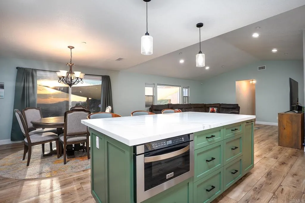 https://cdn.realtyfeed.com/cdn/127/306673814/f175db3d97f418f269562488392a72ef.webp
