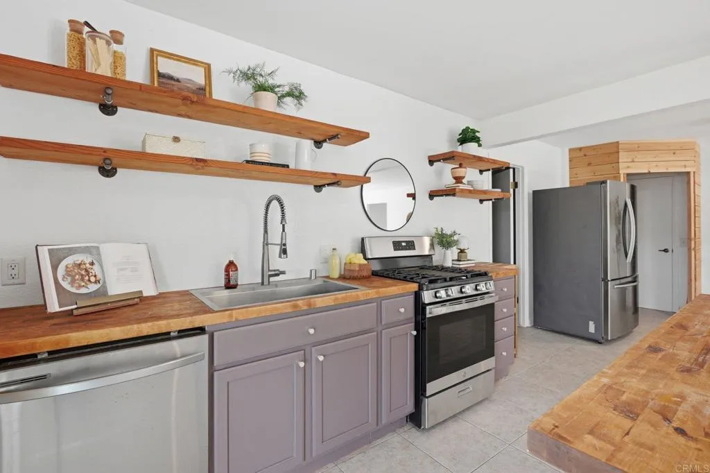 https://cdn.realtyfeed.com/cdn/127/306674244/32fbbd95bb86856178435d619a751f71.webp