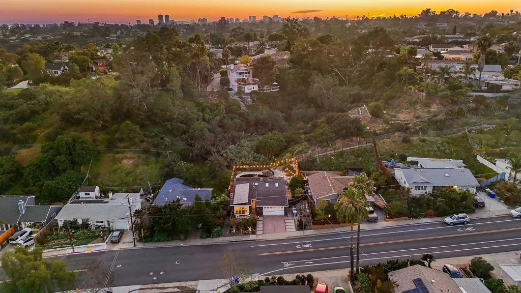 https://cdn.realtyfeed.com/cdn/127/306674280/85e5bac45063f6b77ca6faa5149ad1d8.webp