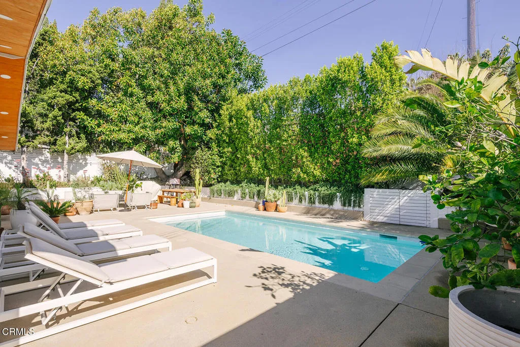 Los Angeles, CA 90042