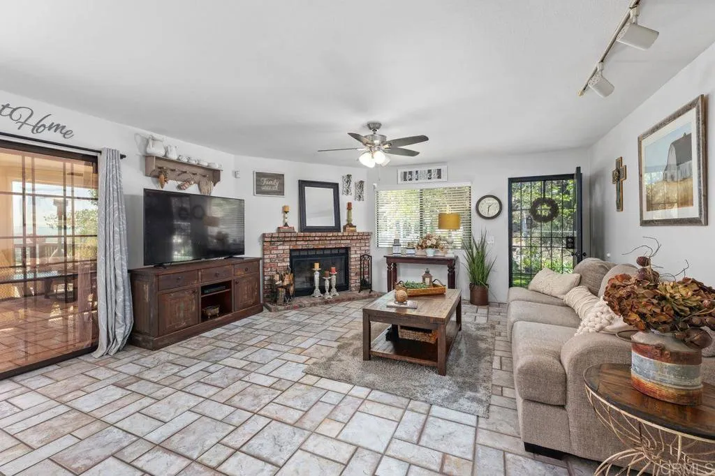 https://cdn.realtyfeed.com/cdn/127/306674481/72386cd86aad005b458e2679284f67a2.webp
