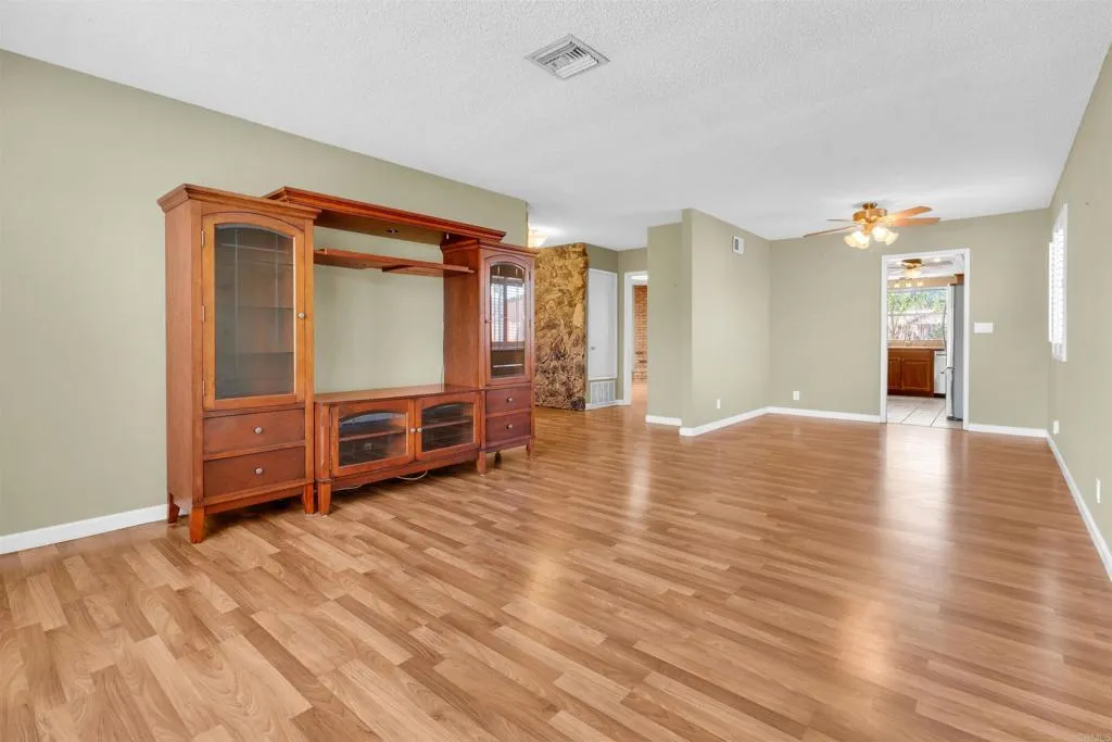 https://cdn.realtyfeed.com/cdn/127/306674537/65039134ee5a661bd01b83925c3b2a67.webp