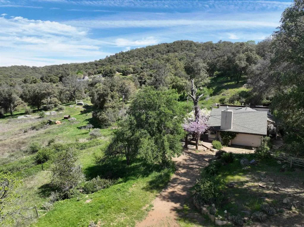https://cdn.realtyfeed.com/cdn/127/306674632/1aebd76b774aa8ced6249268c63832b0.webp
