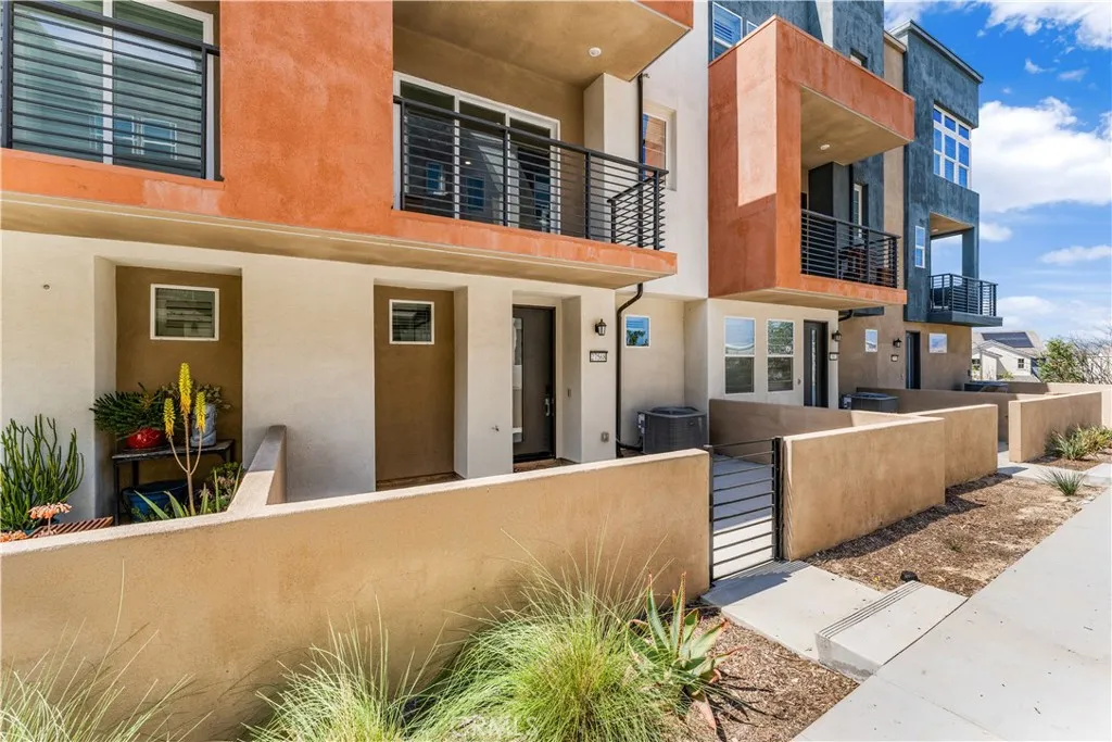 Valencia, CA 91381